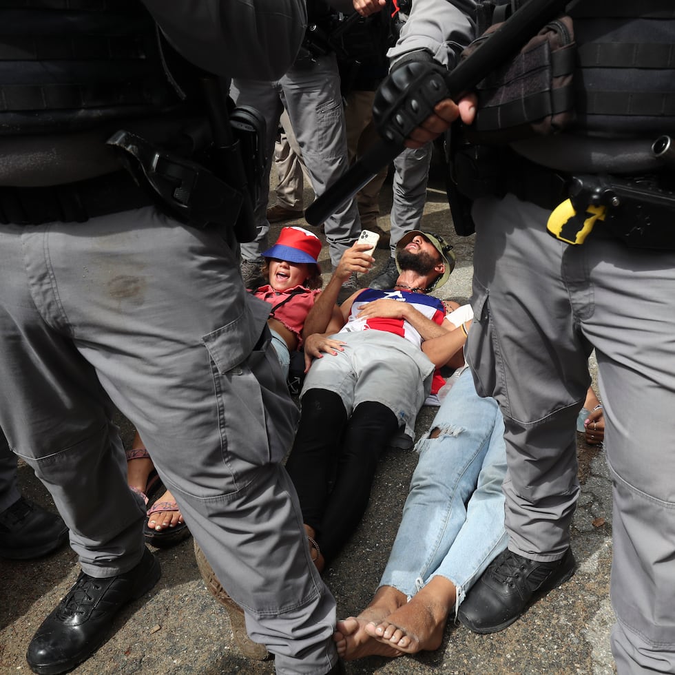 Manifestantes en el momento en que impidieron la entrada de un camión de cemento en Rincón.