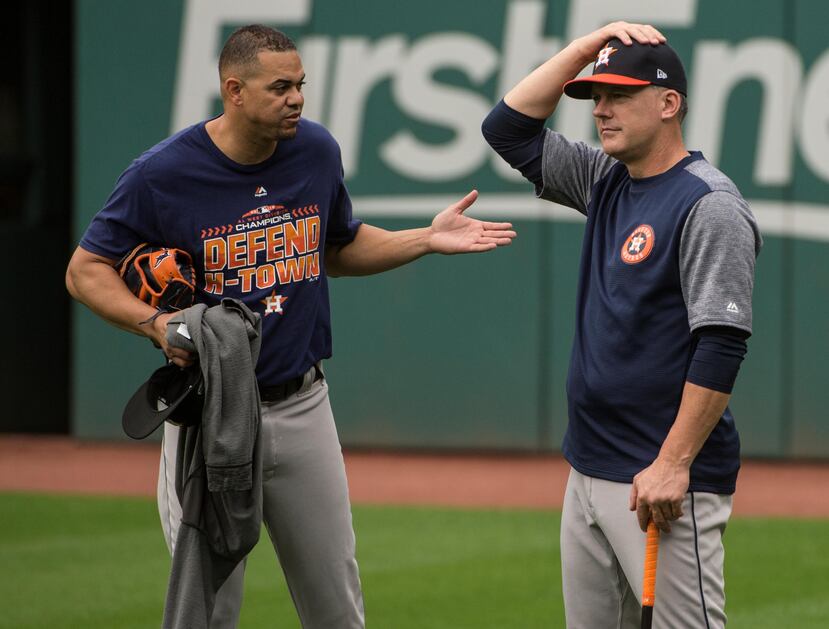 El boricua Alex Cintrón, a la izquierda, recibió el miércoles la llamada del dirigente de los Astros, A.J. Hinch, a la derecha, para ofrecerle la posición de instructor de bateo. (AP)