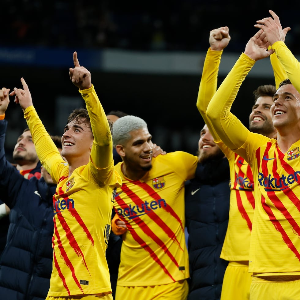 MADRID, 20/03/2022.- Los jugadores del FC Barcelona celebran su victoria ante el Real Madrid 4-0.