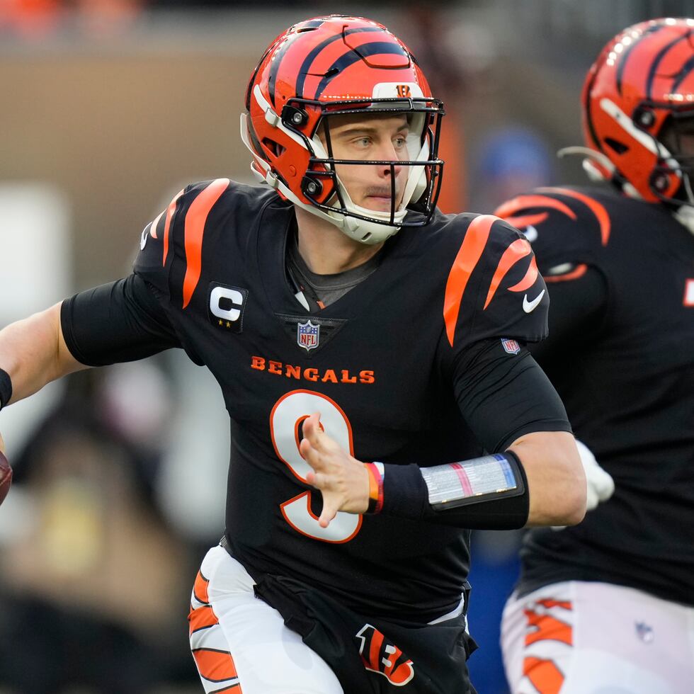 Joe Burrow, quarterback de los Bengals de Cincinnati, se apresta a lanzar un pase en el encuentro de comodines ante los Raiders de Los Ángeles, el pasado 15 de enero.