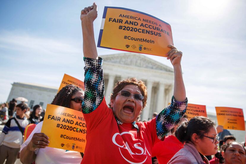 Activistas protestan contra el plan del presidente Donald Trump de incluir una pregunta sobre ciudadanía en el Censo de 2020 frente al Tribunal Supremo de Estados Unidos, en Washington. (EFE)