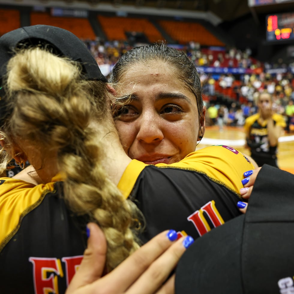 Paola Santiago, entre lágrimas, celebra el título de las Pinkin de Corozal.