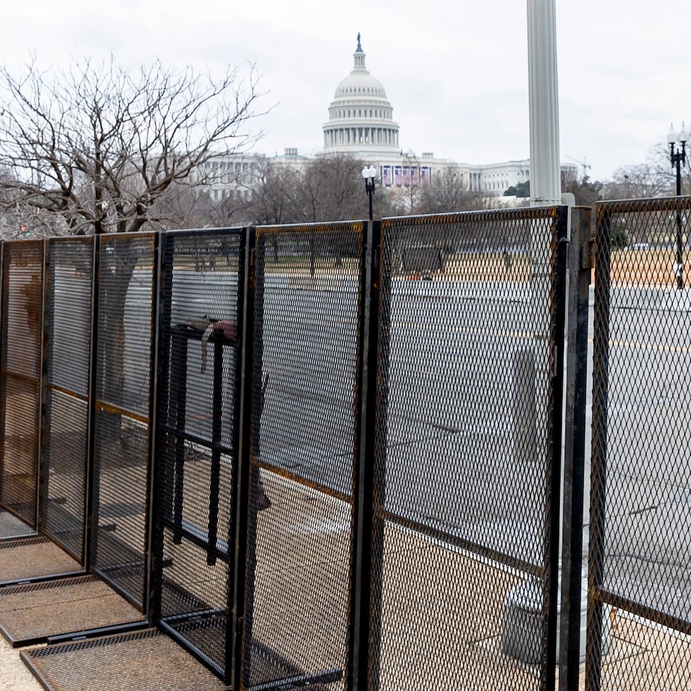 Washington (United States), 15/01/2021.- A National Guard soldier stands on guard behind fencing erected to secure next week'Äôs inauguration of President-elect Joe Biden in Washington, DC, USA, 15 January 2021. At least twenty thousand troops of the National Guard and other security measures are being deployed in Washington to help secure the Capitol area in response to potentially violent unrest around the inauguration. (Estados Unidos) EFE/EPA/JUSTIN LANE