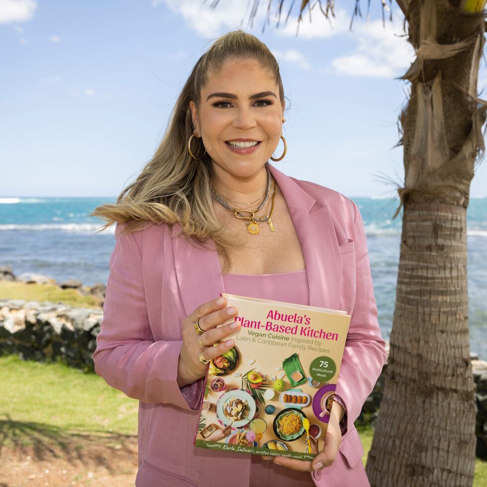 Karla Salinari muestra su libro Abuela’s Plant-Based Kitchen, en el que la autora  recopila  75 recetas tradicionales convertidas en veganas o a base de plantas con ingredientes frescos.