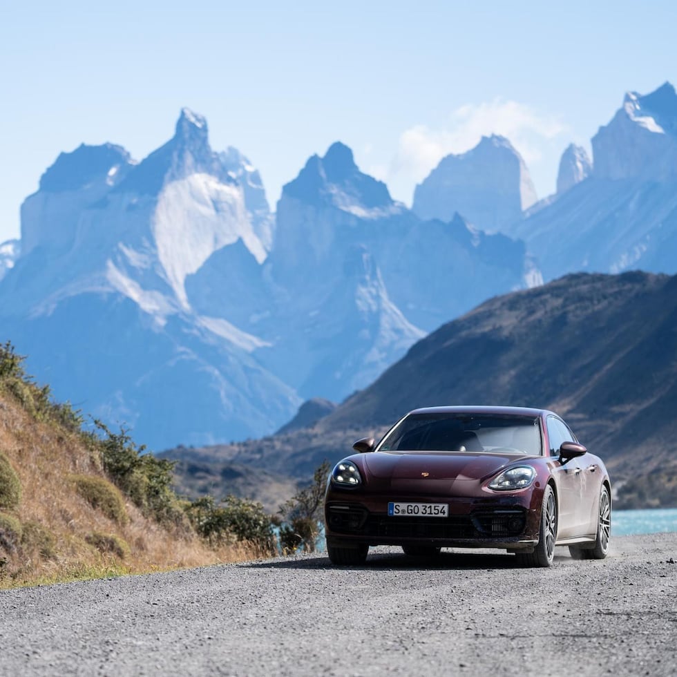 Para esta prueba, el Porsche Panamera 4S no carga gasolina tradicional, sino e-fuel, para probar si ese combustible ecológico mantiene la potencia de los 400 caballos de fuerza del motor.