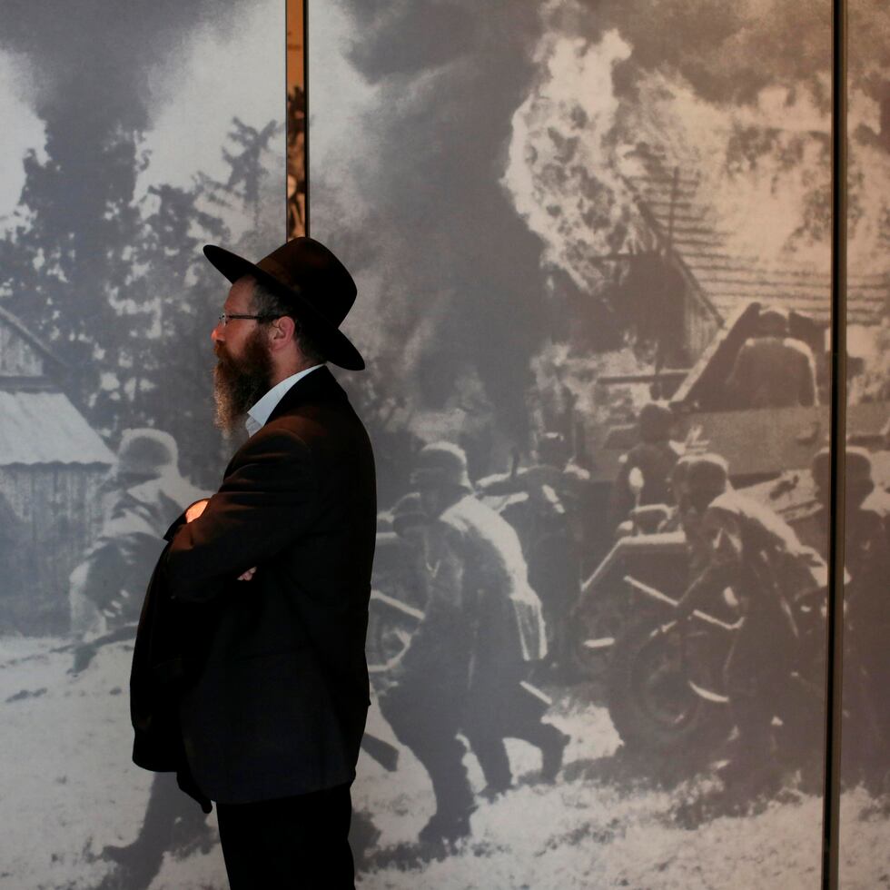 Un visitante recorre el museo conmemorativo del Holocausto Yad Vashem en Jerusalén.