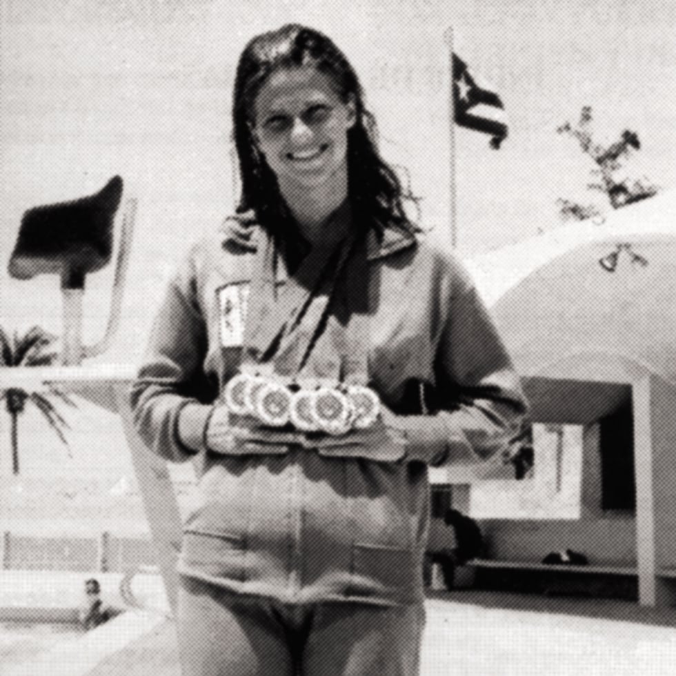 Anita Lallande exhibe las 10 medallas de oro que la convirtieron en la reina de los Juegos Centroamericanos y del Caribe de San Juan 1966.