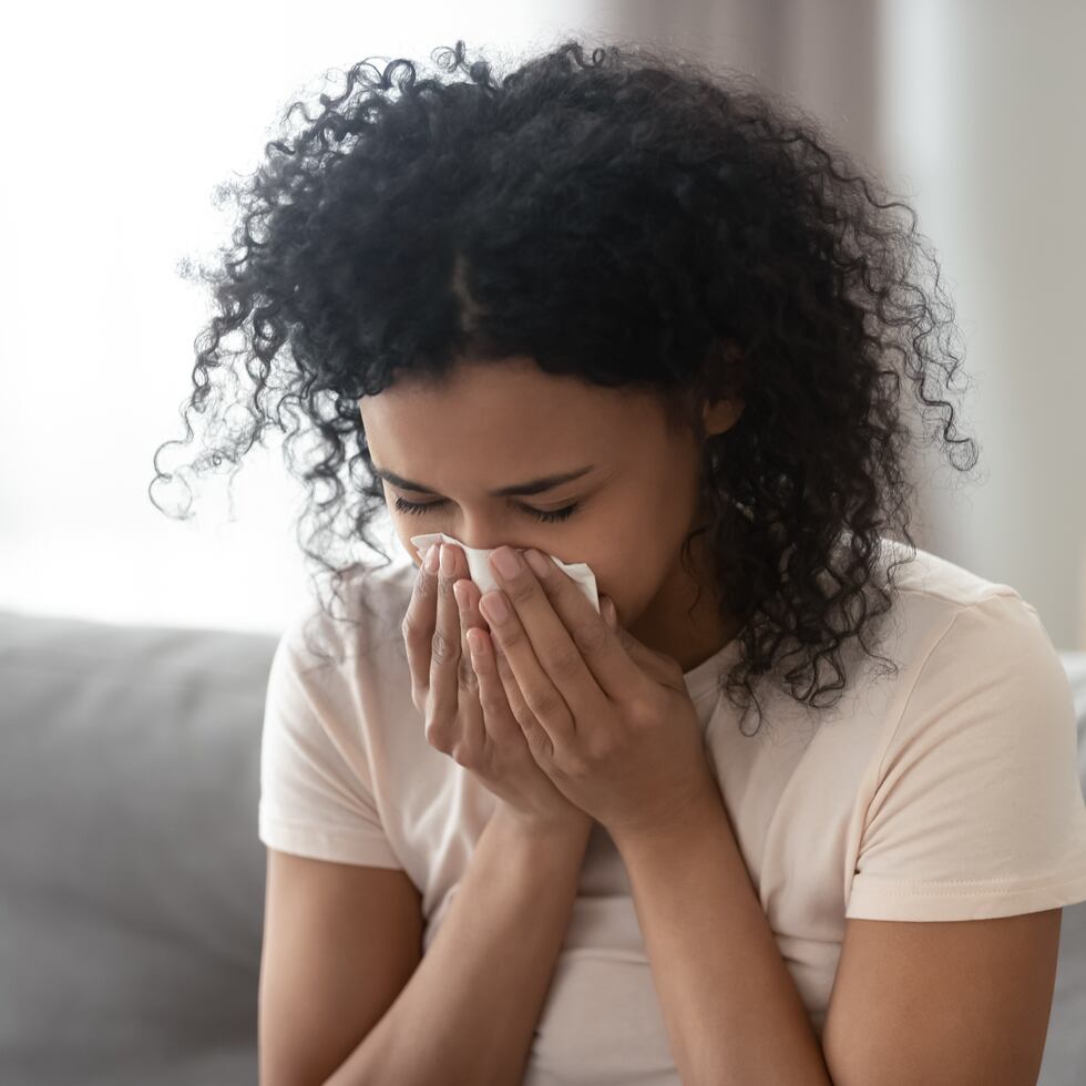 Aunque la infección por coronavirus puede tener algunos síntomas parecidos a los de alergia, también hay otros que son más sistémicos que se pueden identificar a tiempo para buscar tratamiento.