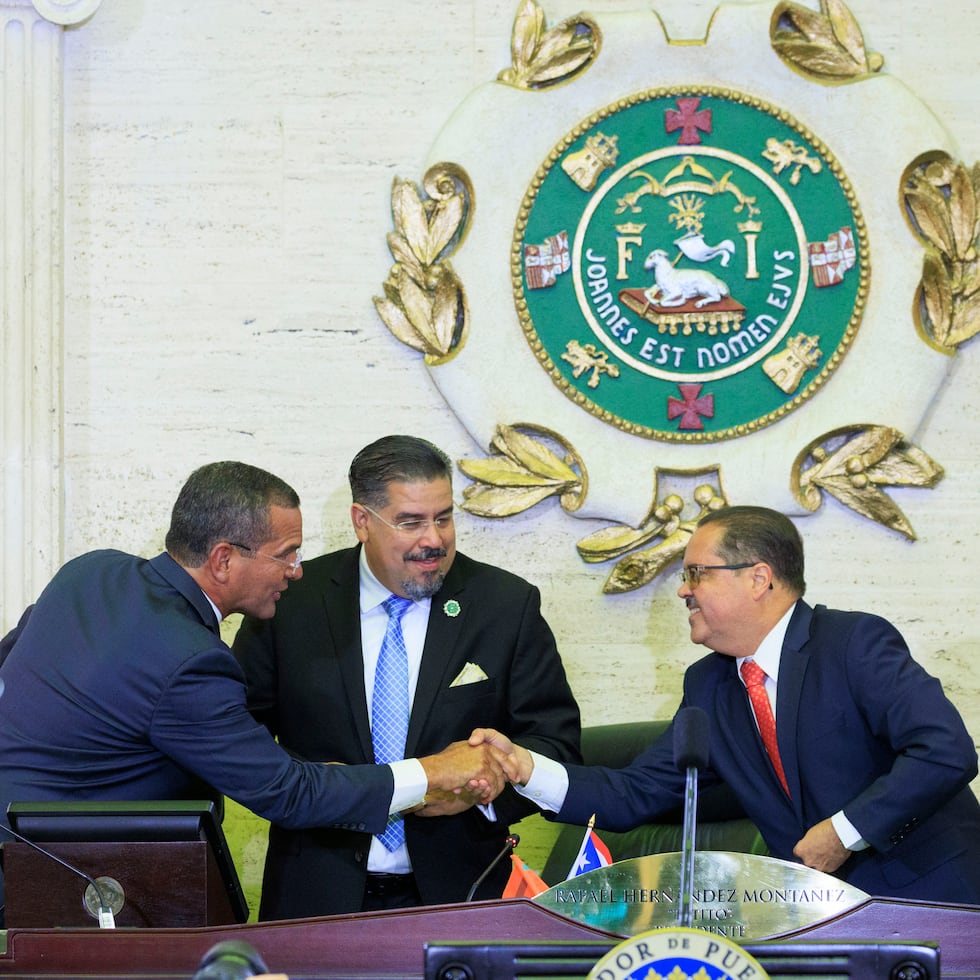 San Juan , Puerto Rico, Marzo 28 2023 - MCD - FOTOS para ilustrar una historia sobre el Mensaje de Situación del Estado del Gobernador Pedro Pierluisi en el hemiciclo de la Cámara de Representantes en el Capitolio. EN LA FOTO  Pierluisi luego del mensaje - junto a Rafael " Tatito " Hernández (presidente de la Cámara de Representantes) y a José Luis Dalmau Santiago (presidente del Senado). 
FOTO POR:  tonito.zayas@gfrmedia.com
Ramón " Tonito " Zayas / GFR Media