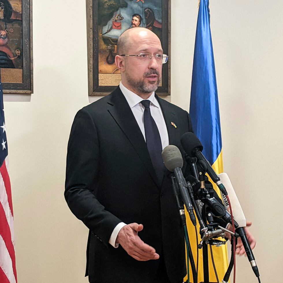 El primer ministro de Ucrania, Denys Shmyhal, habla en una conferencia de prensa dentro de la Casa de Ucrania en Washington.