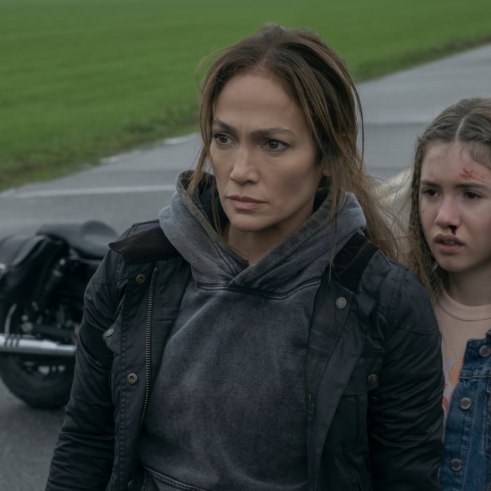 Jennifer López (izq.) y Lucy Páez en una escena de "The Mother".