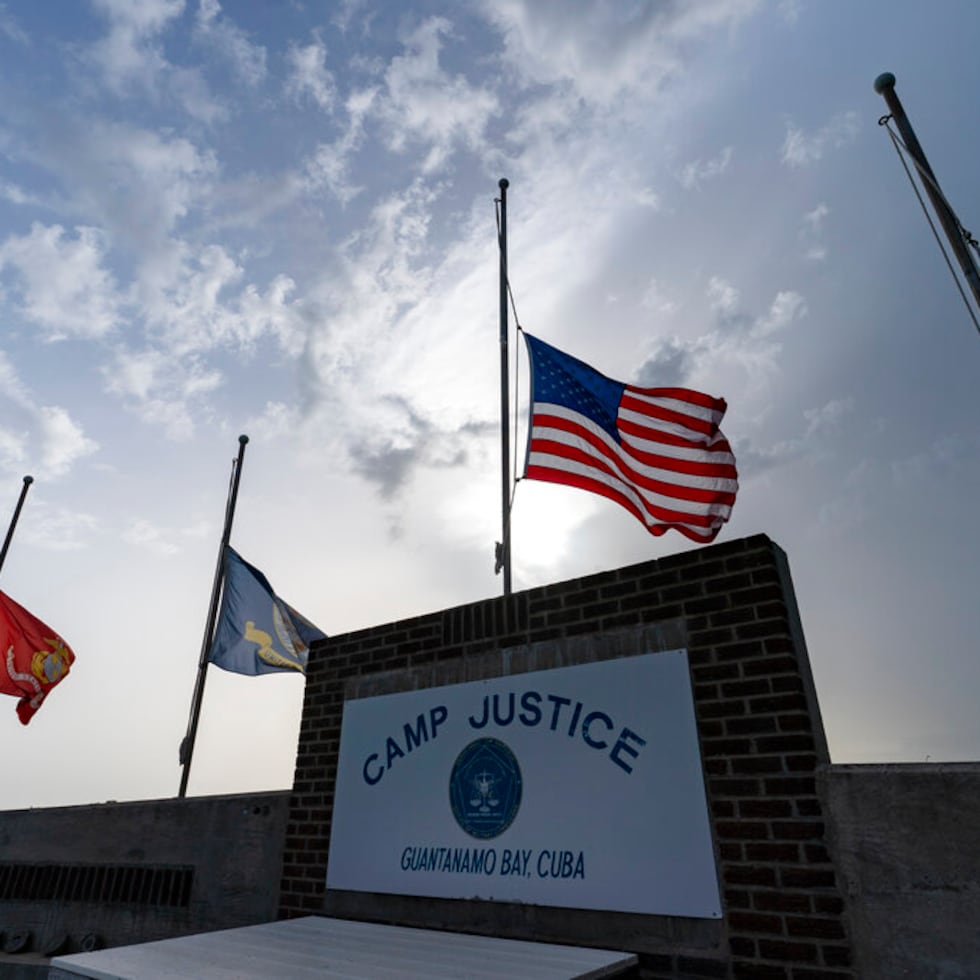 ARCHIVO - En imagen confirmada por funcionarios militares de Estados Unidos, banderas ondean a media asta en el Campamento Justicia, el 29 de agosto de 2021, en la Base Naval en la Bahía de Guantánamo, en Cuba. (AP Foto/Alex Brandon, archivo)