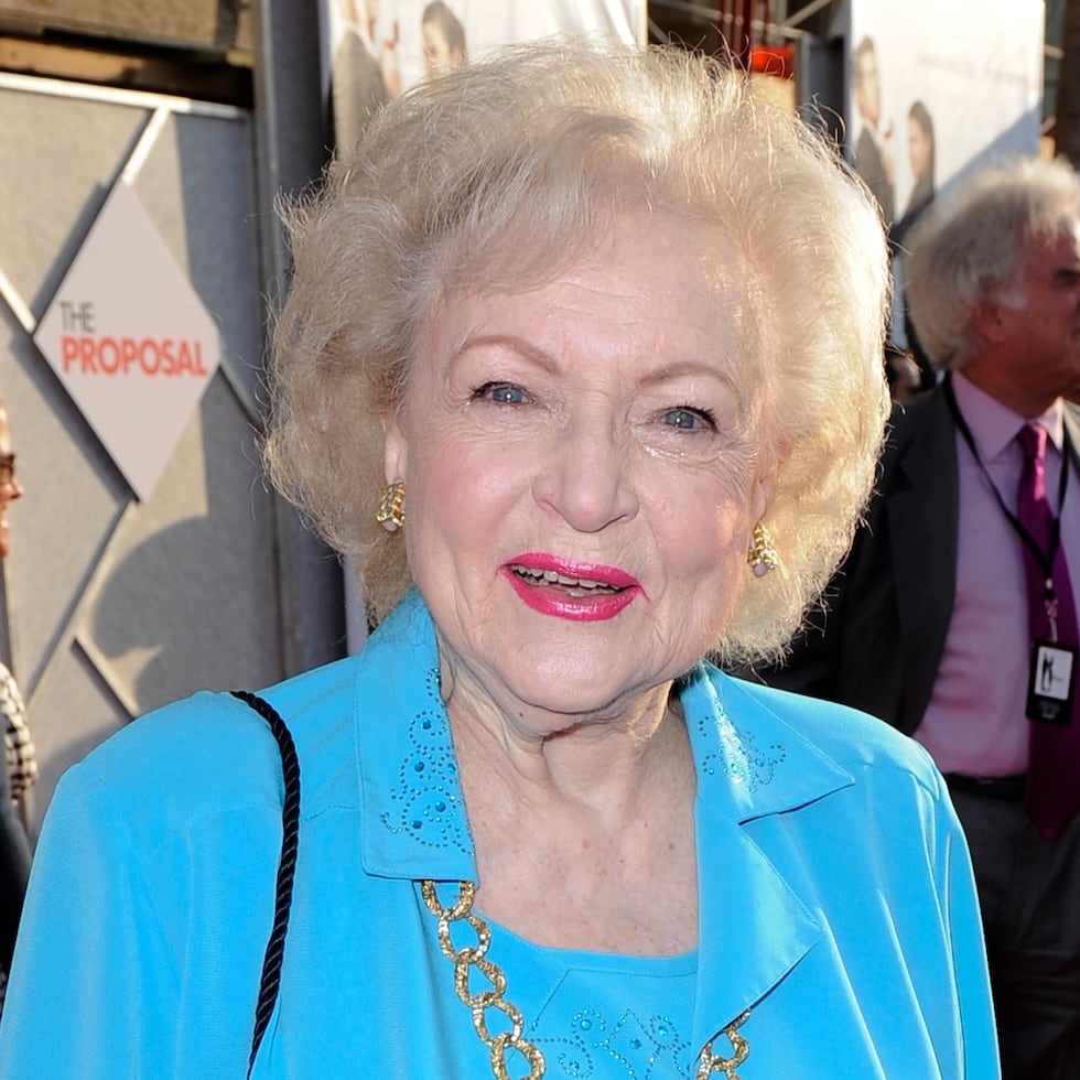 En una fotografía de archivo del 1 de junio de 2009, la actriz Betty White llega al estreno de "The Proposal" en Hollywood, Los Ángeles. (Foto AP / Gus Ruelas / archivo)