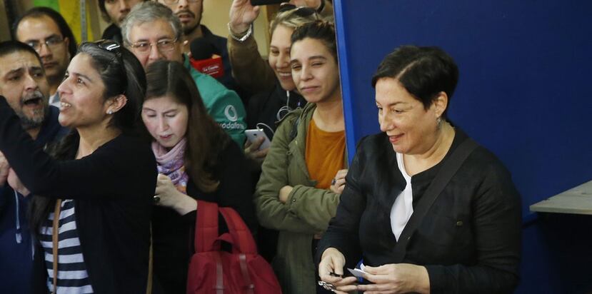 La candidata presidencial de la alianza izquierdista Frente Amplio, la periodista Beatriz Sánchez (derecha) obtuvo el 69.6% en las primarias. (EFE / Elvis González)