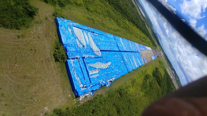 Las botellas de agua están ubicadas en una de las pistas de la antigua Base Naval Roosevelt Roads, en Ceiba. (Captura Twitter)