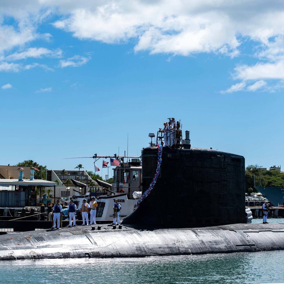 El submarino de ataque rápido de clase Virginia USS Illinois (SSN 786) regresa a su base en la base conjunta Pearl Harbor-Hickam tras un despliegue en la región de la 7ma flota, el 13 de septiembre de 2021.