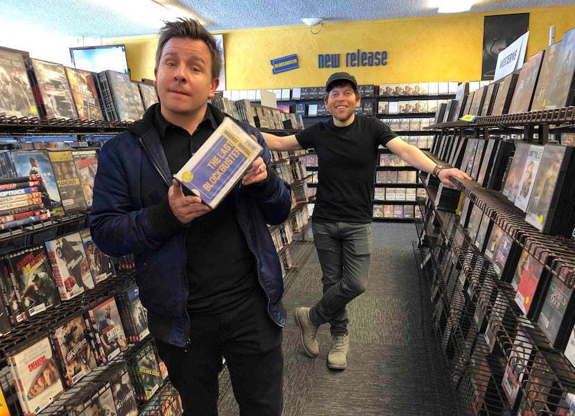 Los documentalistas Taylor Morden (izquierda) y Zeke Kamm posan en el último videoclub de la cadena Blockbuster en el mundo, en Bend, Oregon. (AP)