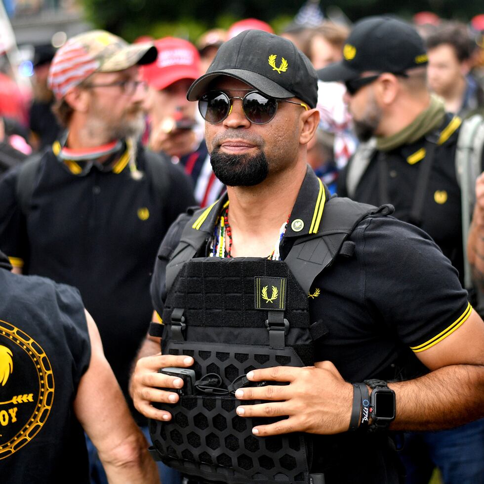 En la foto Enrique Tarrio, quien lideraba la organización de los Proud Boys, durante un encuentro del grupo en Portland, Oregon.