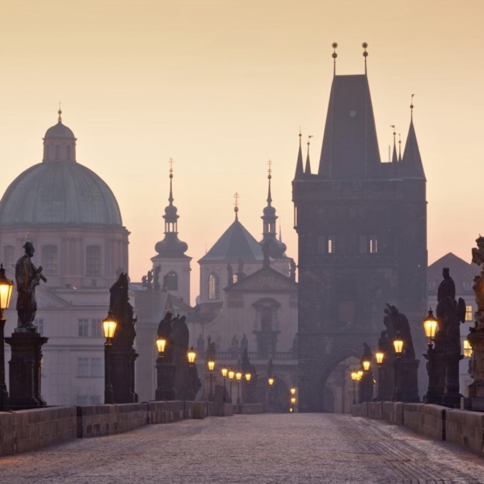 Atardecer sobre el Puente Carlos en Praga, en la República Checa.