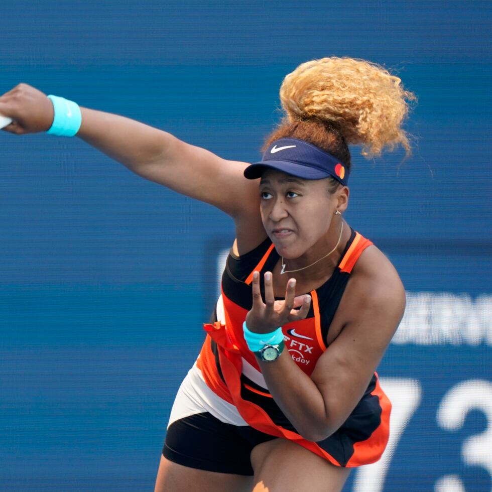 La japonesa Naomi Osaka con su saque ante Alison Riske en la cuarta ronda del Abierto de Miami.