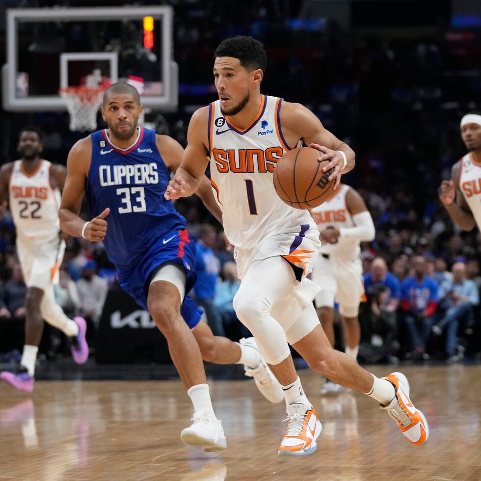 Devin Booker (1), de los Suns de Phoenix, controla el balón en la segunda mitad del tercer juego contra los Clippers de Los Ángeles, en la primera ronda de su serie de postemporada en la NBA, en Los Ángeles.