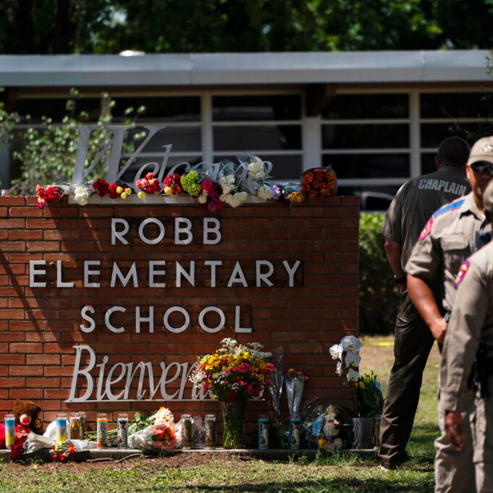 Flores y velas en honor a las víctimas de la masacre en la Escuela Primaria Robb, en Uvalde, Texas, el 25 de mayo de 2022.