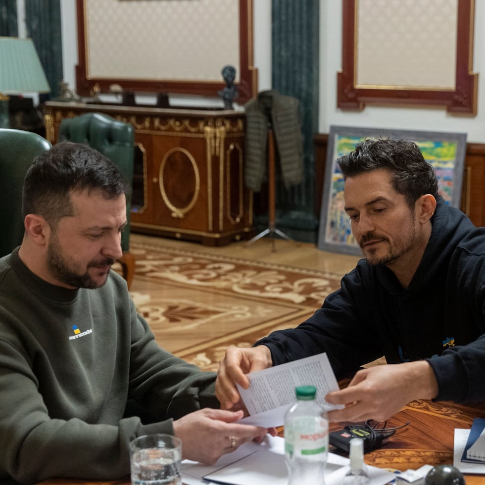 Volodímir Zelensky, presidente de Ucrania (a la izquierda), se reunió con el actor Orlando Bloom, (a la derecha) embajador de Unicef, el 26 de marzo en Kiev.