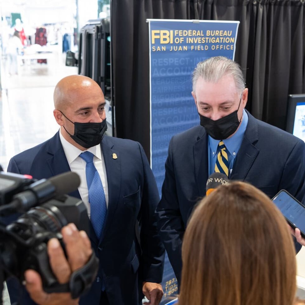 El jefe de la Fiscalía federal para Puerto Rico William Stephen Muldrow (der.) y el Agente Especial a Cargo de la Oficina del FBI en Puerto Rico, Joseph González, anunciaron los cargos contra Elieser Feliciano Soto y José Santana Criado.