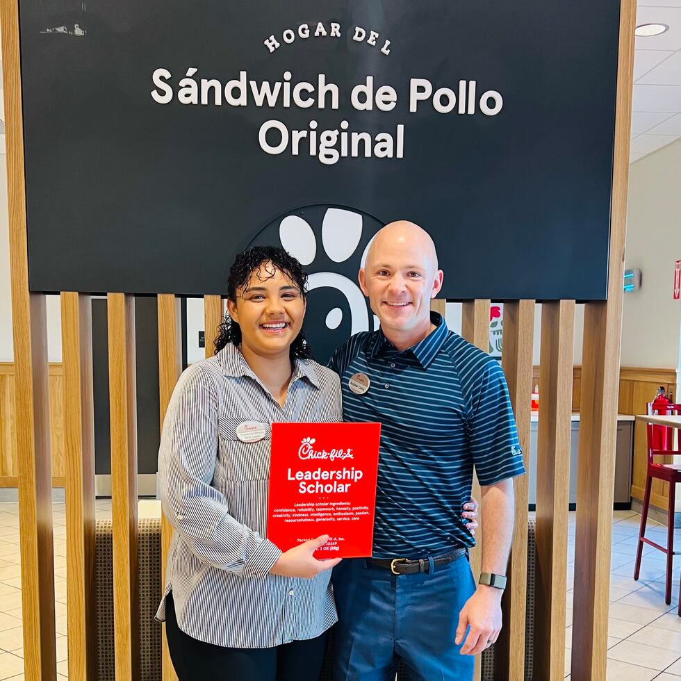 Yvana Ocasio, estudiante de Sociología en la UPR de Río Piedras, junto a Andrew Cathy, CEO de Chick-fil-A. Ocasio trabaja en el restaurante de Los Filtros en Bayamón y ganó una beca de $2,500.