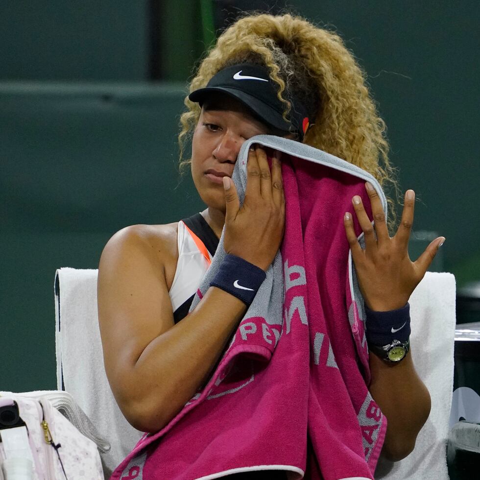 Naomi Osaka se seca las lágrimas durante un descanso en el partido de ayer en Indian Wells.