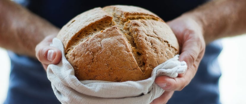 El comer pan o cualquier otro alimento hecho a base de harina promueve la acumulación de grasa. (Shutterstock)