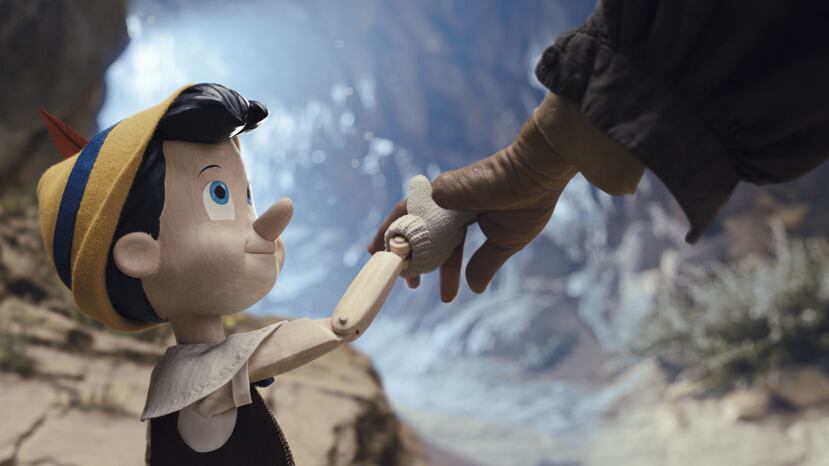 El joven británico Benjamin Evan Ainsworth pone voz a "Pinocchio", mientras que el reconocido Tom Hanks interpreta a Geppetto.