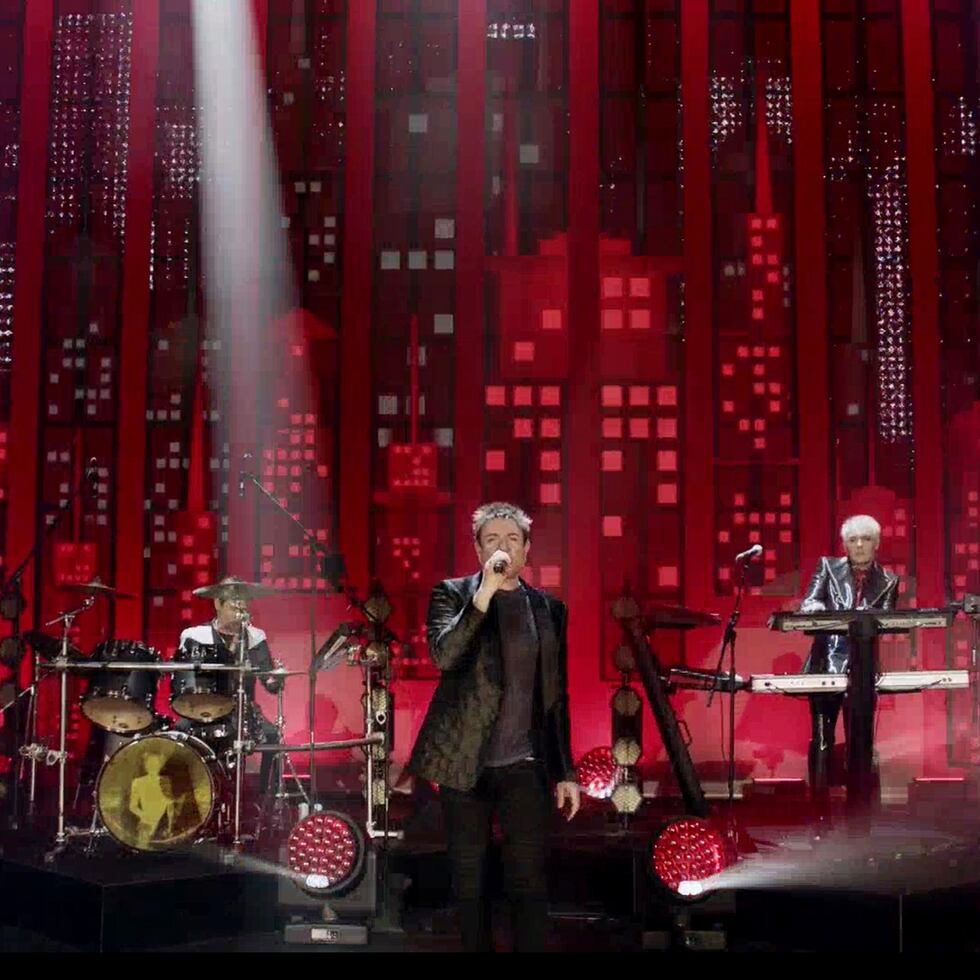 Desde la izquierda: John Taylor, Roger Taylor, Simon Le Bon Nick Rhodes de Duran Duran; y Graham Coxon, durante su actuación en la entrega de los Billboard Music Awards el domingo 23 de mayo de 2021. (NBC via AP)
