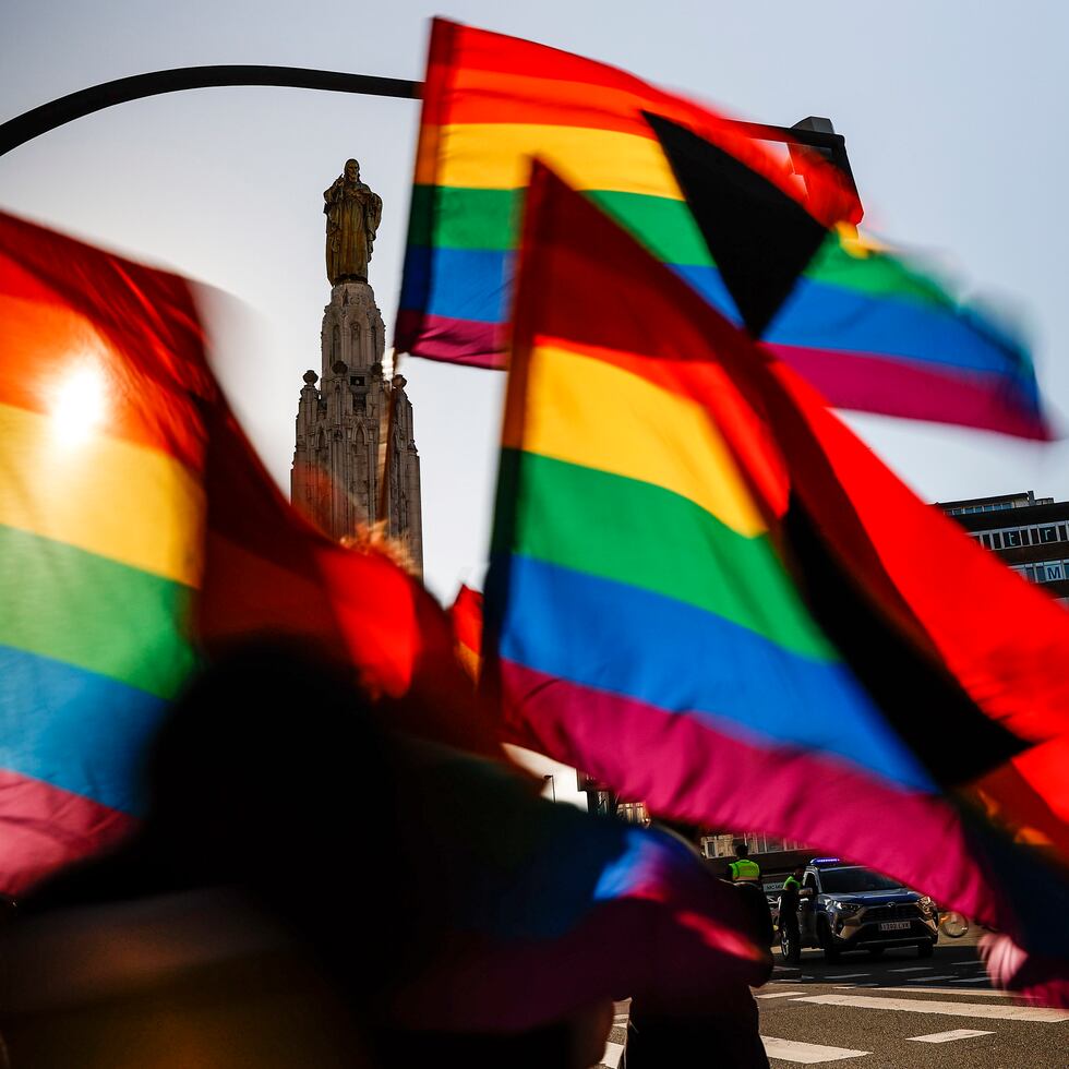 imagen de archivo de un grupo de personas con unas banderas en el Día Internacional del Orgullo LGTBI. EFE/Miguel Toña
