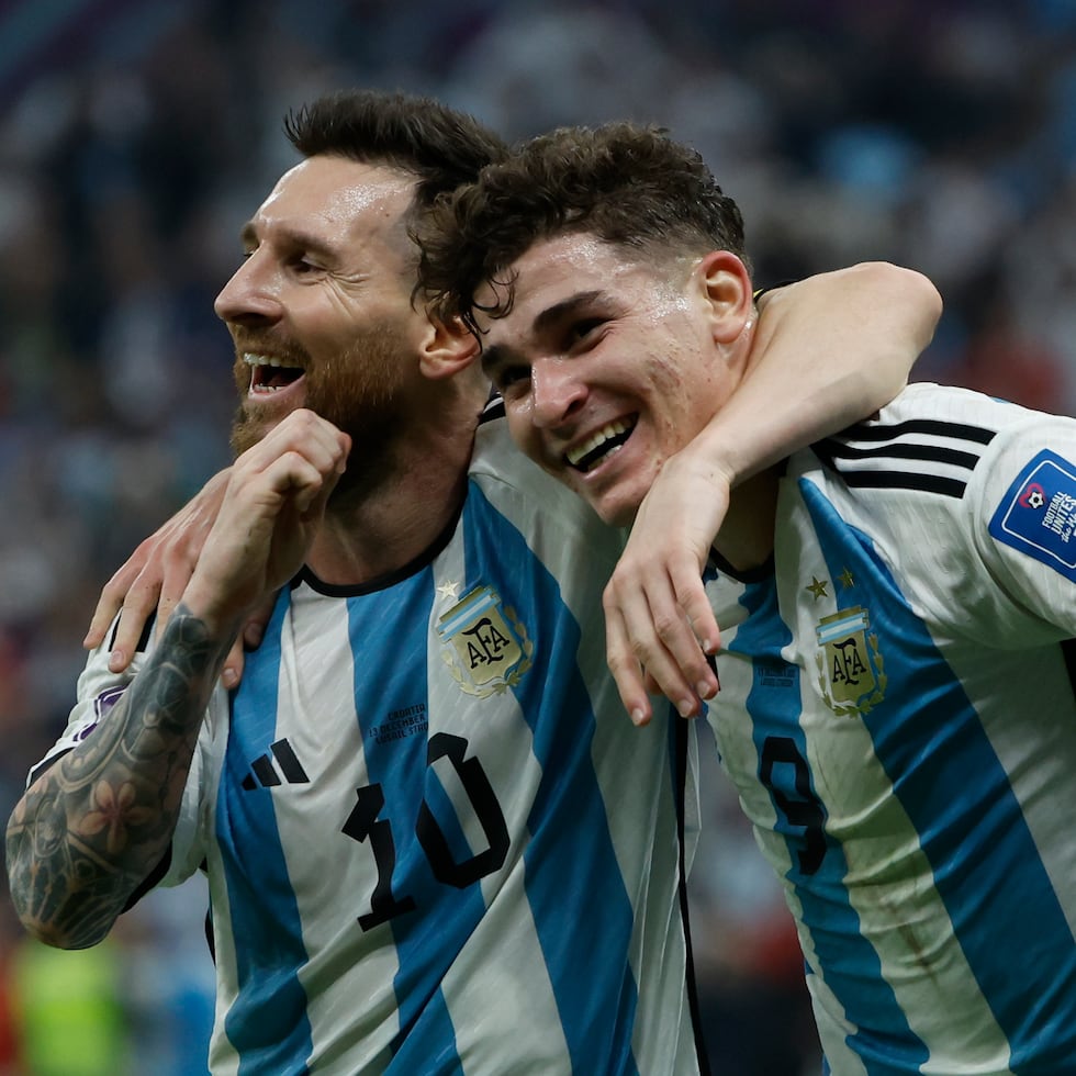 Julián Álvarez y Lionel Messi celebran un gol durante el juego que les dio el pase a la final de Catar 2022.