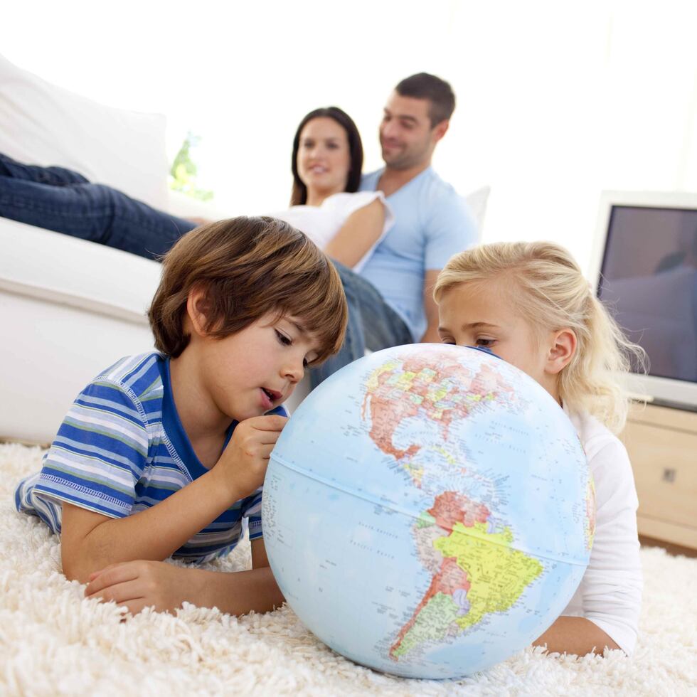 Leer atlas y libros de viaje infantiles es una forma de llevar a los pequeños a recorrer destinos remotos con su imaginación, a la vez que amplía sus conocimientos. (Shutterstock)