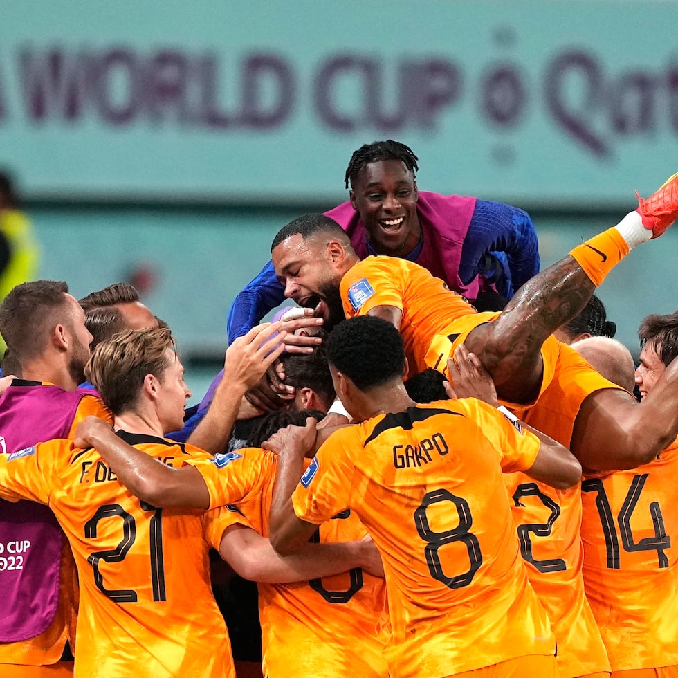 Los jugadores de Países Bajos celebran luego de la anotación del segundo gol durante el partido que ganaron 3-1 sobre Estados Unidos para adelantar a la ronda de los mejores ocho de la Copa del Mundo.