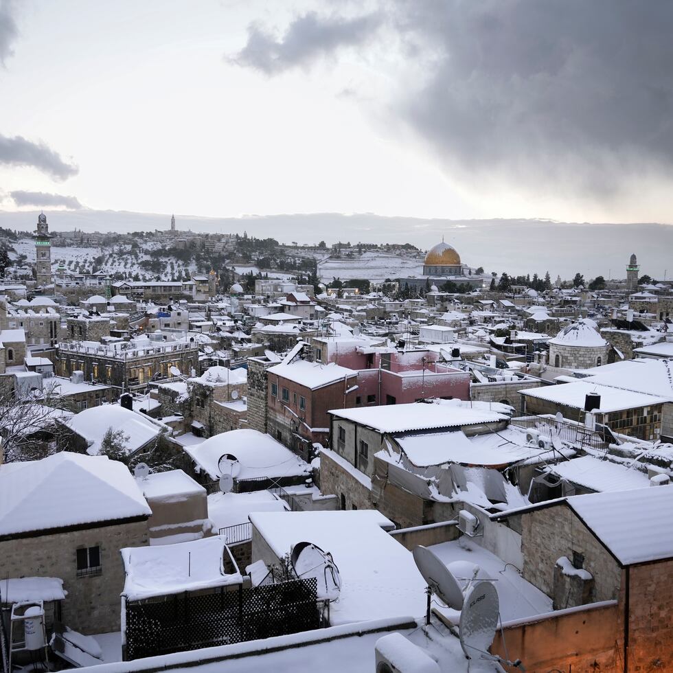 La nieve cubre la mezquita de la Cúpula de la Roca, en el complejo de la Explanada de las Mezquitas en Jerusalén, el jueves 27 de enero de 2022.