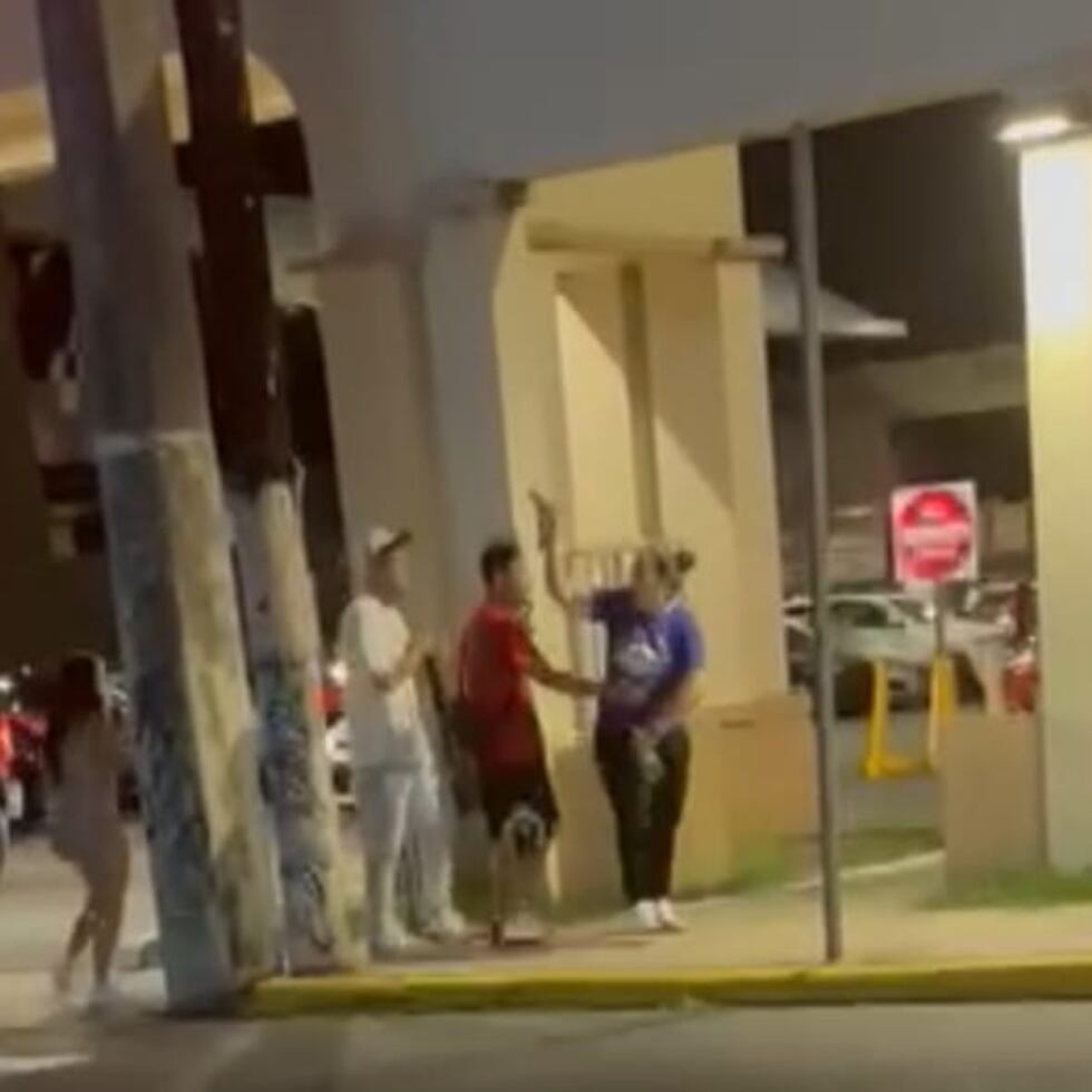 Las autoridades andan tras la pista de una mujer a quien se le llama en un vídeo como Ana, quien disparó frente a un negocio en la esquina de la calle Loíza en Santurce, originándose un fuego cruzado que cobró la vida de dos turistas peruanos ajenos al incidente.