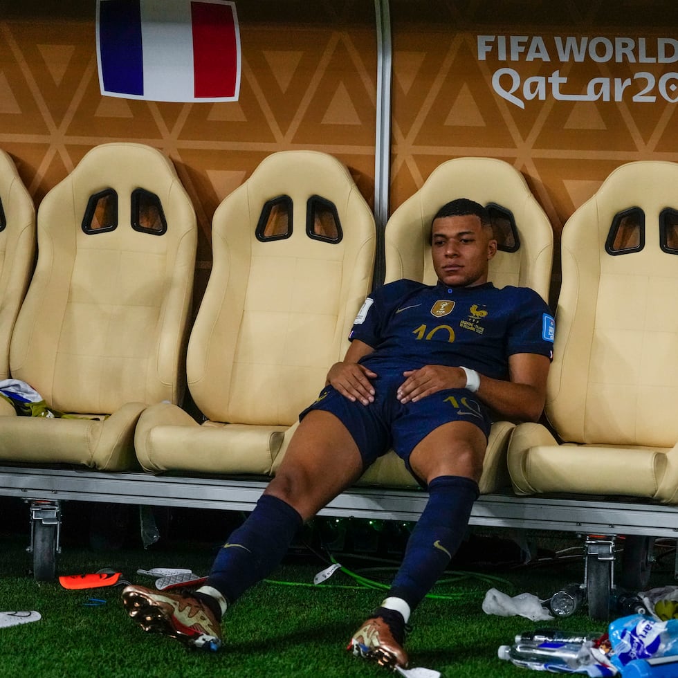 Kylian Mbappé se lamenta en la banca tras la derrota ante Argentina.