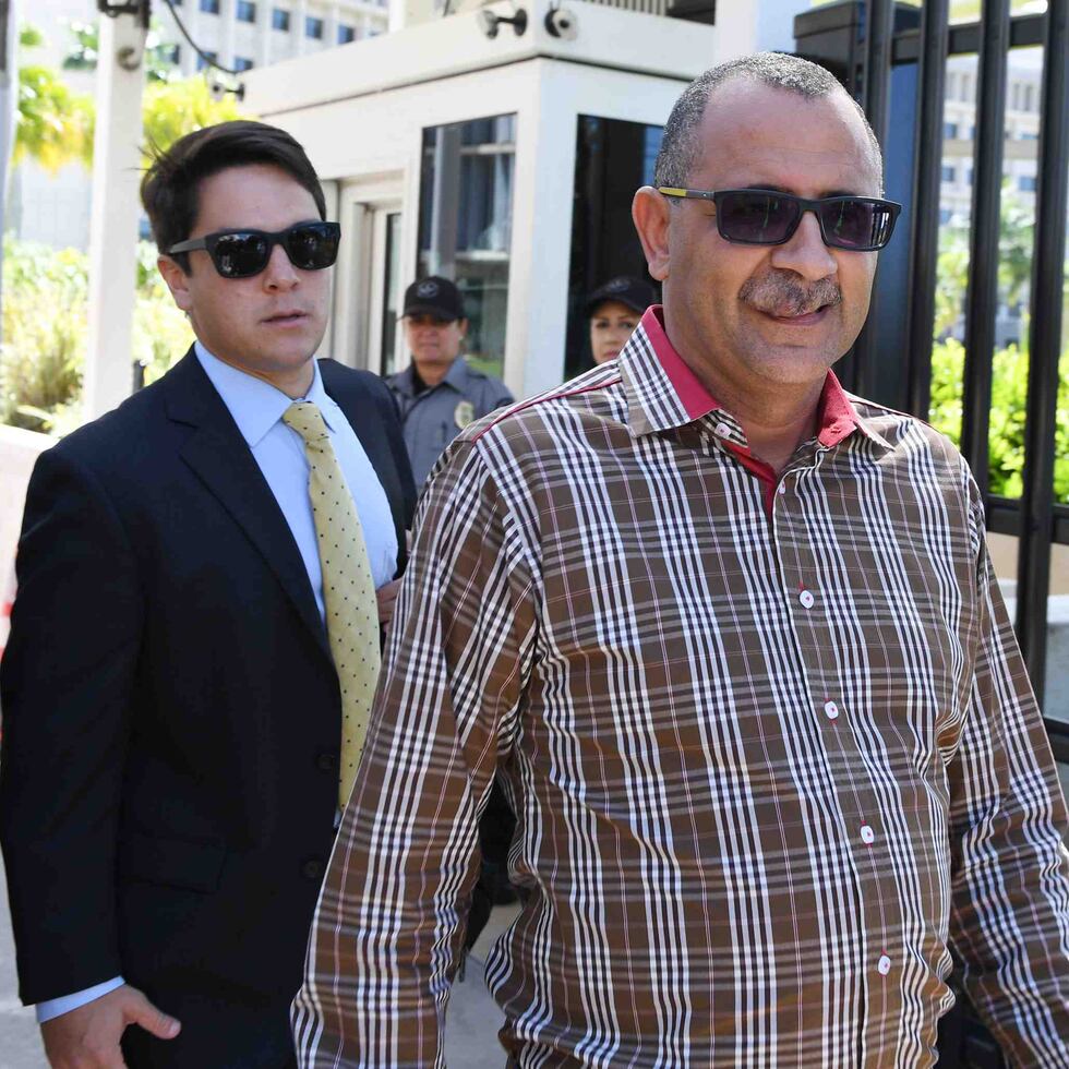 Abel Nazario sale del Tribunal Federal en San Juan tras ser arrestado en la mañana del miércoles, 6 de noviembre de 2019, por cargos de robo y soborno en relación con programas que reciben fondos federales.