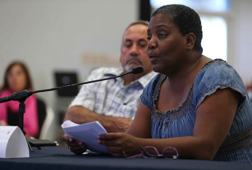 Carmen Villanueva y José Rondo Dieta, líderes comunitarios del barrio Camarones en Guaynabo, participaron en la vista pública.