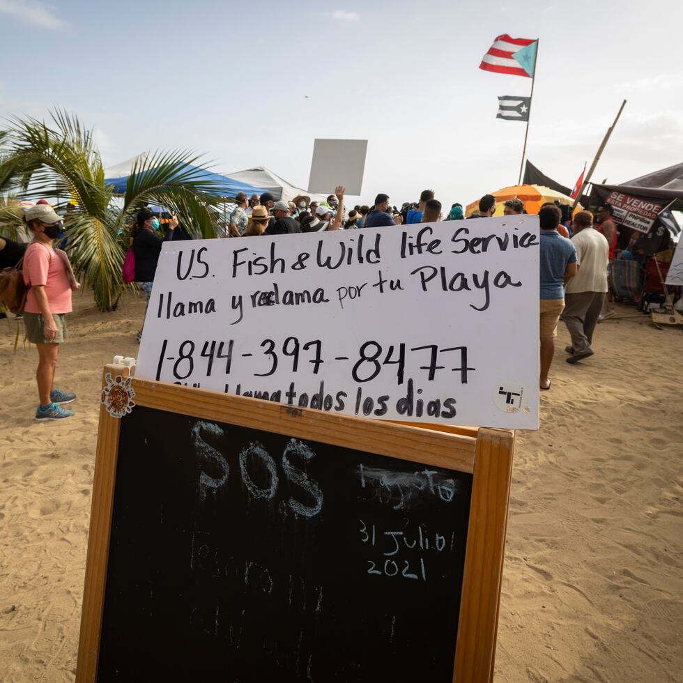 Un grupo de ciudadanos protestan en una marcha desde la playa Los Almendros en contra de la construcción de una piscina en el condominio Sol y Playa, hoy sábado 31 de Julio.