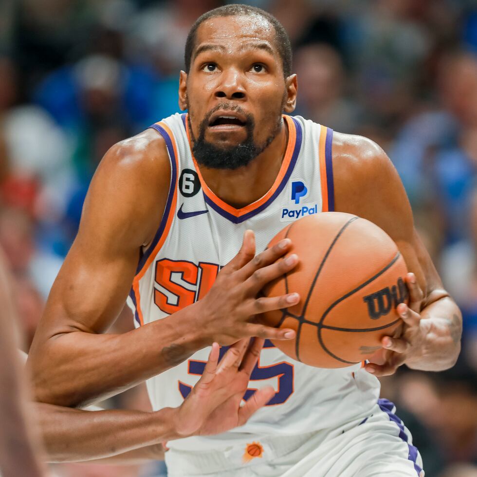 Kevin Durant conduce el balón rumbo a la canasta durante la segunda mitad del juego de baloncesto contra de los Mavericks de Dallas.