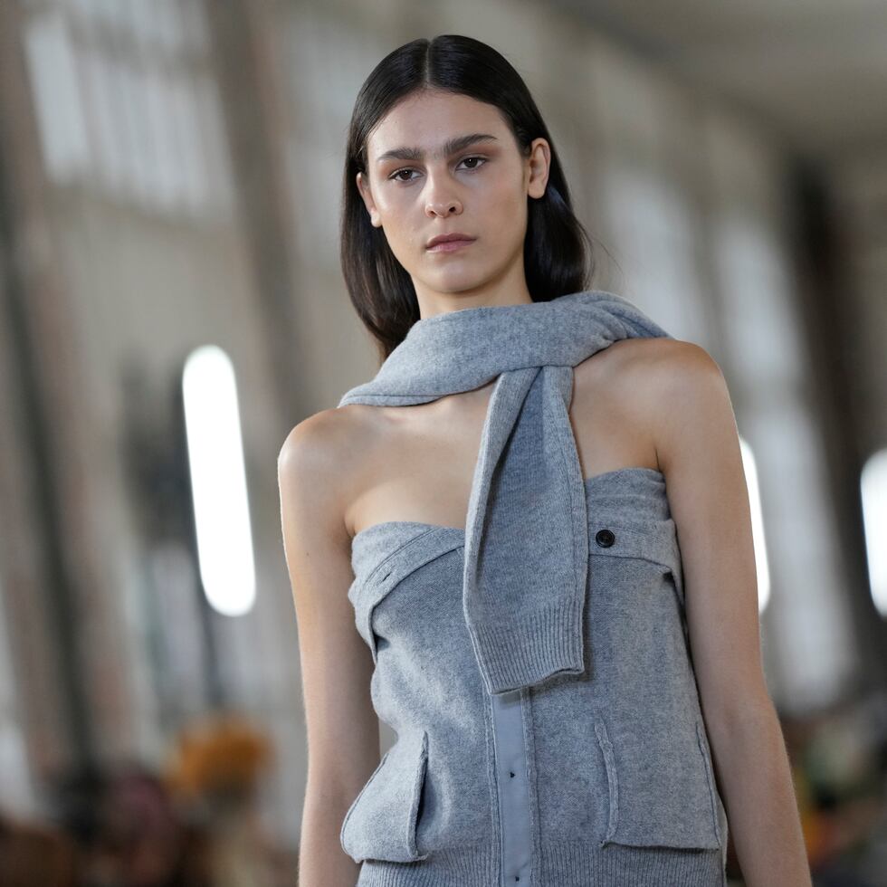 Una modelo luce una de las creaciones de la marca Botter que se presenta en el primer día de la Semana de la Moda de París.