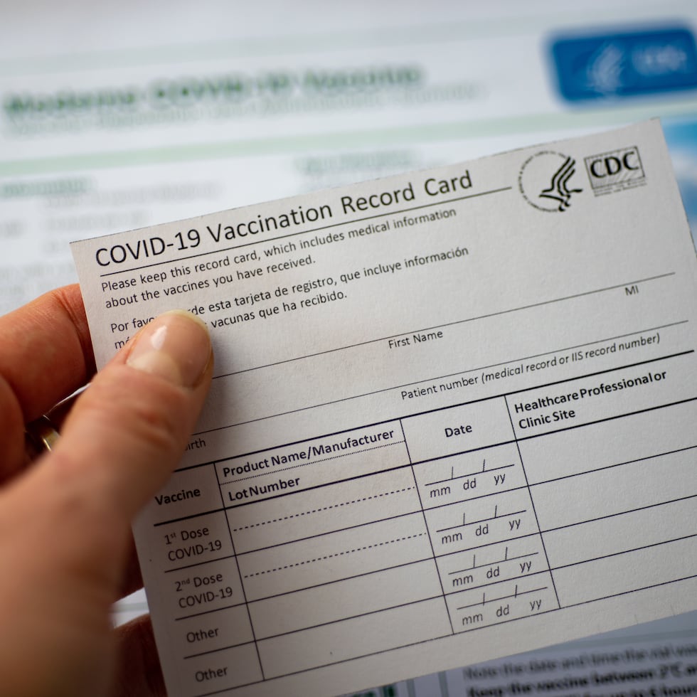 La tarjeta suministrada el día de la vacunación identifica la vacuna administrada y la fecha para la dosis subsiguiente.
