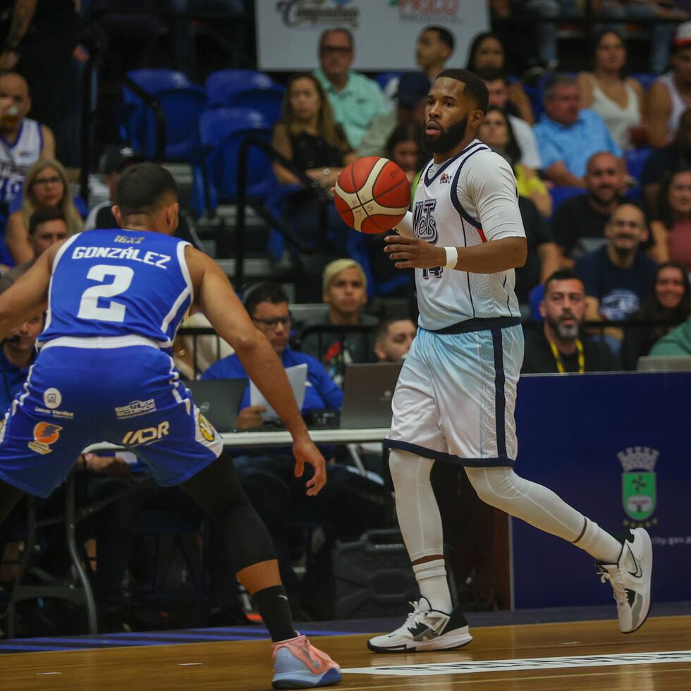 Gary Browne, con el balón, durante el partido inaugural de los Mets de Guaynabo ante Bayamón.