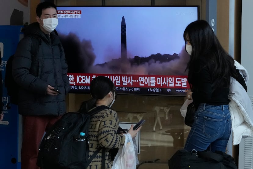 Una pantalla de televisión muestra una imagen de archivo del lanzamiento de un misil de Corea del Norte durante un programa de noticias en la Estación de Trenes de Seúl en Seúl, Corea del Sur.