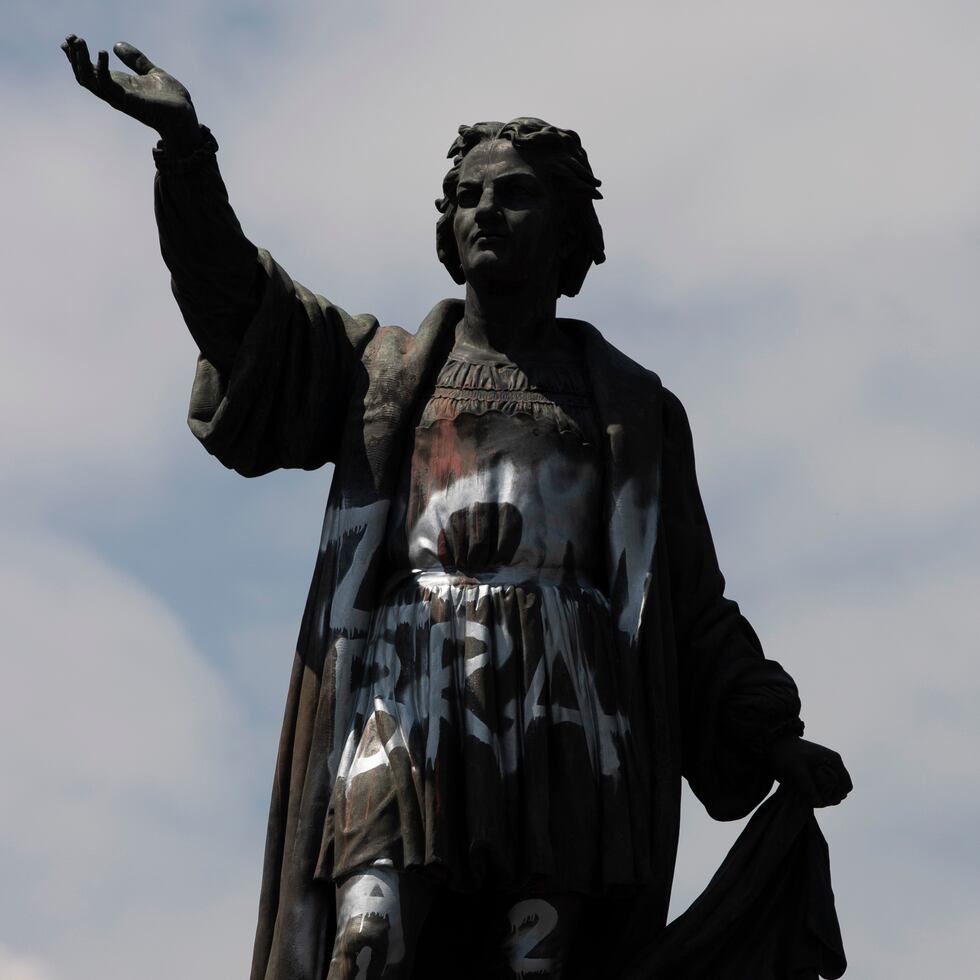 La estatua de Cristóbal Colón vandalizada en la avenida Paseo de la Reforma en Ciudad de México, el 28 de septiembre de 2020.