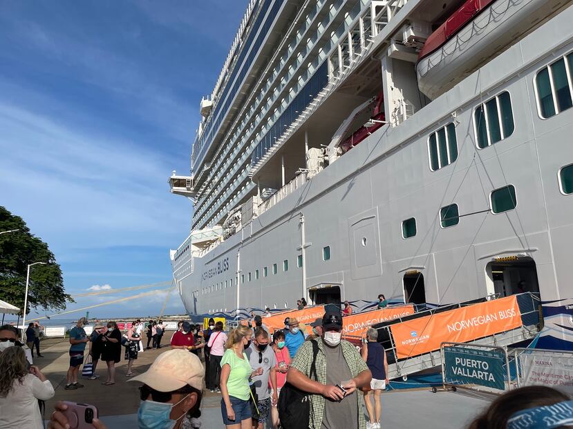 Pasajeros del Norwegian Bliss desembarcan en Puerto Vallarta-México con mascarillas. (Gregorio Mayí/Especial para GFR Media)